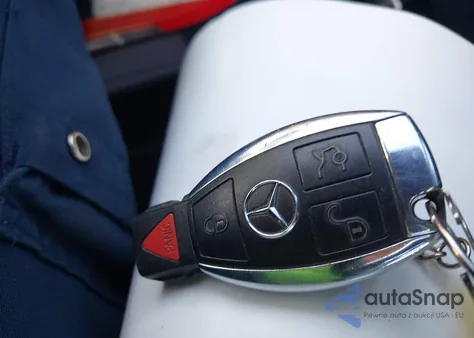 2013 Mercedes-Benz C 250 Sport z USA, uszkodzony, nr VIN WDDGF4HBXDA775826